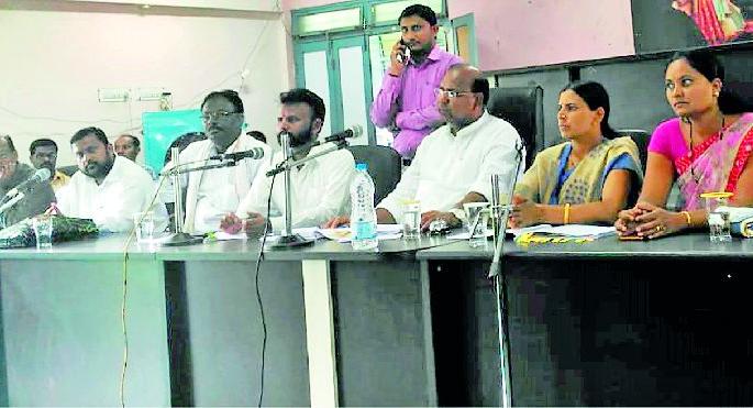 The rural population should get 2.5 lakh for the house | घरकुलासाठी ग्रामीण जनतेला अडीच लाख मिळाले पाहिजे