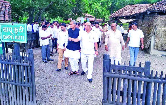 Congress veterans tired of spot fixing | स्थळ निश्चितीसाठी काँग्रेसच्या दिग्गजांची दमछाक Congress veterans tired of spot fixing | स्थळ निश्चितीसाठी काँग्रेसच्या दिग्गजांची दमछाक