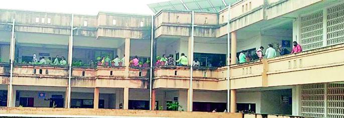 The ‘crowd’ of citizens forever flouted the ‘ban’ order in government offices | शासकीय कार्यालयात ‘बंदी’ आदेश धुडकावून नागरिकांचा ‘जमाव’ कायमच The ‘crowd’ of citizens forever flouted the ‘ban’ order in government offices | शासकीय कार्यालयात ‘बंदी’ आदेश धुडकावून नागरिकांचा ‘जमाव’ कायमच