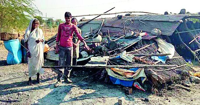 Fire at home, 50 thousand losses | घराला आग, ५० हजारांचे नुकसान Fire at home, 50 thousand losses | घराला आग, ५० हजारांचे नुकसान