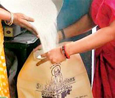 Carrying thighs in the name of Aadhar card | आधार कार्डच्या नावावर अंगठा घेत केली धान्याची उचल