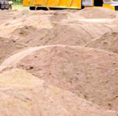 Seven lakhs of sand seized in Deolati | देवळीत पावणेपाच लाखांचा रेतीसाठा जप्त Seven lakhs of sand seized in Deolati | देवळीत पावणेपाच लाखांचा रेतीसाठा जप्त