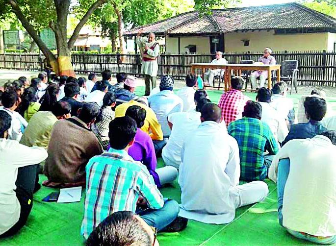 Gandhiji gave creative work to the country from the ashram | आश्रमातून गांधीजींनी देशाला रचनात्मक कार्यक्रम दिले Gandhiji gave creative work to the country from the ashram | आश्रमातून गांधीजींनी देशाला रचनात्मक कार्यक्रम दिले