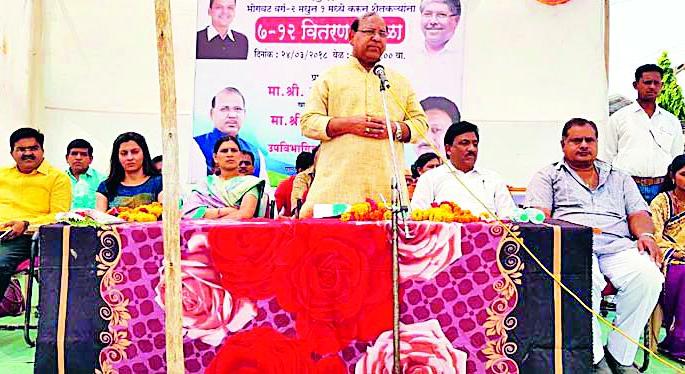 20 percent of the farmer's lenders in the entrepreneurial list | भोगवटदार नोंदीच्या घोळात २० टक्के शेतकरी सावकाराच्या दारी 20 percent of the farmer's lenders in the entrepreneurial list | भोगवटदार नोंदीच्या घोळात २० टक्के शेतकरी सावकाराच्या दारी