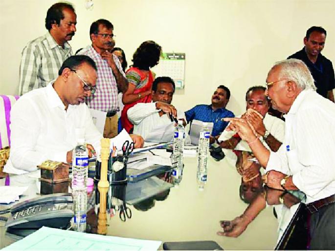 Settle a public complaint within a week | जनतेच्या तक्रारीचा आठवड्यात निपटारा करा Settle a public complaint within a week | जनतेच्या तक्रारीचा आठवड्यात निपटारा करा