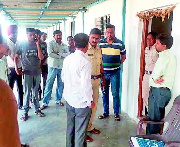 1.80 lakh looted by the sword | तलवारीने मारून १.८० लाख लुटले