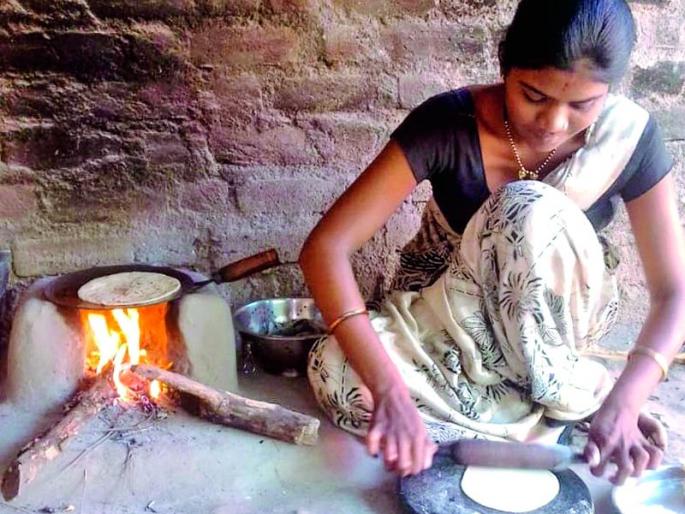 From the gas to the stove due to the poor's 'bright' ignoring policy! | गरिबाची ‘उज्ज्वला’ दुर्लक्षी धोरणामुळे गॅसवरून चुलीवर! From the gas to the stove due to the poor's 'bright' ignoring policy! | गरिबाची ‘उज्ज्वला’ दुर्लक्षी धोरणामुळे गॅसवरून चुलीवर!