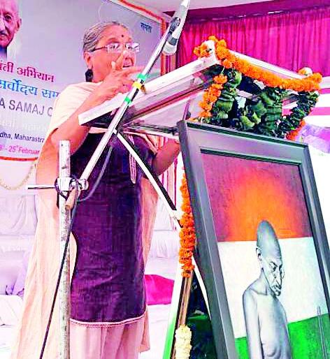 Gandhiji gave women the opportunity of leadership | गांधीजींनी महिलांना नेतृत्वाची संधी दिली Gandhiji gave women the opportunity of leadership | गांधीजींनी महिलांना नेतृत्वाची संधी दिली