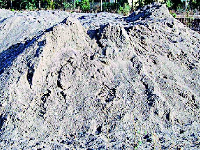 Silver of smugglers in Maregaon | मारेगावात रेती तस्करांची चांदी Silver of smugglers in Maregaon | मारेगावात रेती तस्करांची चांदी