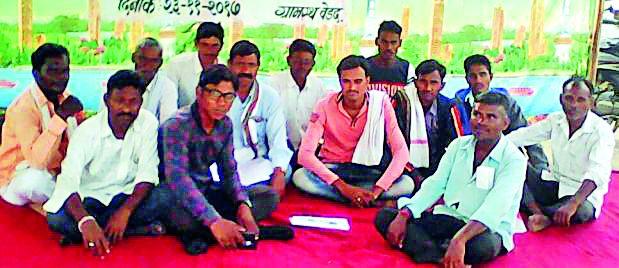 Incessant fasting in front of the tehsil of the Vedas | वेडदवासीयांचे तहसीलसमोर बेमुदत उपोषण Incessant fasting in front of the tehsil of the Vedas | वेडदवासीयांचे तहसीलसमोर बेमुदत उपोषण