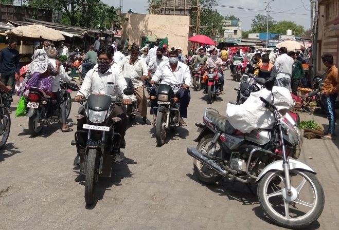 Crowds of citizens shopping in Yeola | येवल्यात नागरिकांची खरेदीसाठी गर्दी Crowds of citizens shopping in Yeola | येवल्यात नागरिकांची खरेदीसाठी गर्दी