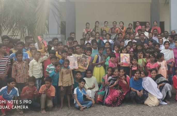Guruji's emotional bond with the hearing impaired students | कर्णबधीर विद्यार्थ्यांशी जुळले गुरु जींचे भावनिक ऋणानुबंध