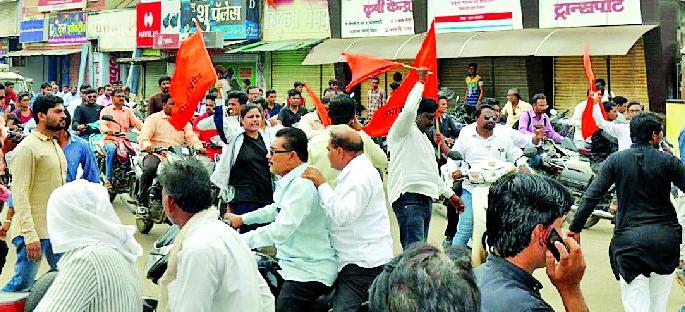 The movement of the Maratha Kranti Morcha | मराठा क्रांती मोर्चाचे ठिय्या आंदोलन The movement of the Maratha Kranti Morcha | मराठा क्रांती मोर्चाचे ठिय्या आंदोलन