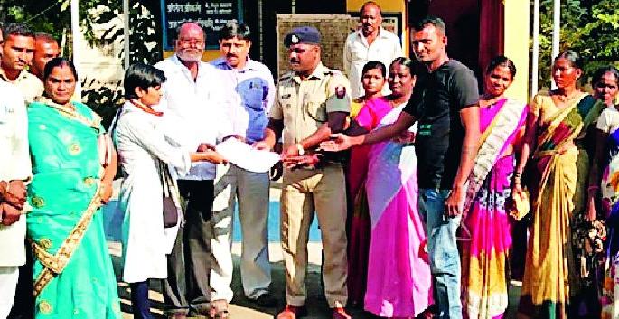 The women were beaten to death | दारूबंदीसाठी महिलांची ठाण्यावर धडक The women were beaten to death | दारूबंदीसाठी महिलांची ठाण्यावर धडक