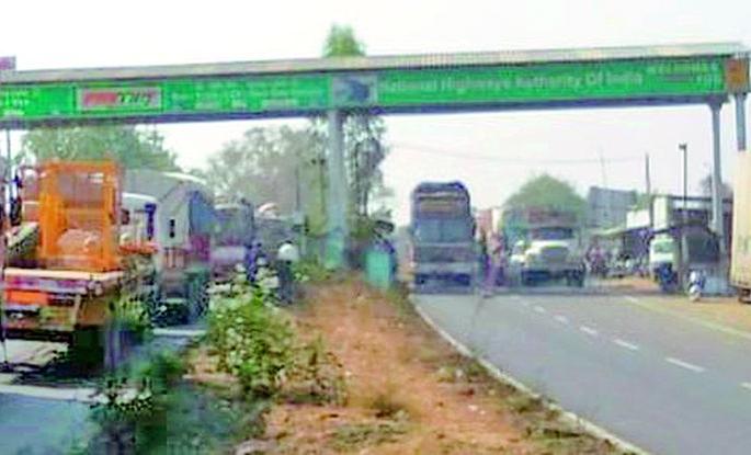 As a result of fuel price hike, vehicles from Maharashtra go directly to Telangana for petrol | इंधन दरवाढीचा परिणाम, पेट्रोलसाठी महाराष्ट्रातील वाहने थेट तेलंगणात As a result of fuel price hike, vehicles from Maharashtra go directly to Telangana for petrol | इंधन दरवाढीचा परिणाम, पेट्रोलसाठी महाराष्ट्रातील वाहने थेट तेलंगणात