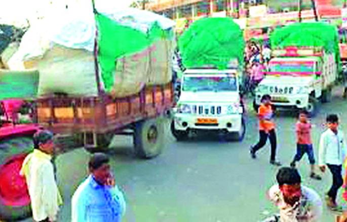 Farmers' agitation in Digras | दिग्रसमध्ये शेतकऱ्यांचे चक्काजाम आंदोलन Farmers' agitation in Digras | दिग्रसमध्ये शेतकऱ्यांचे चक्काजाम आंदोलन