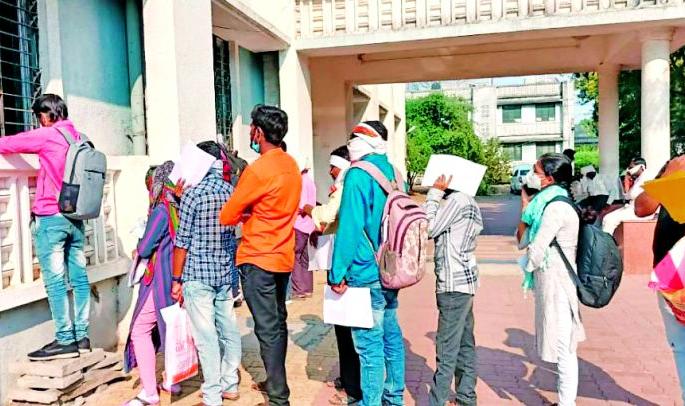 Knee-bashing and mask missing; Just crowd for caste certificate | गुडघ्याला बाशिंग अन् मास्क मात्र बेपत्ता; जात प्रमाणपत्रासाठी नुसतीच गर्दी Knee-bashing and mask missing; Just crowd for caste certificate | गुडघ्याला बाशिंग अन् मास्क मात्र बेपत्ता; जात प्रमाणपत्रासाठी नुसतीच गर्दी