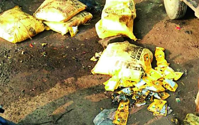 'Food Food' of malnourished children on the road | कुपोषित बालकांचे ‘एनर्जी फूड’ रस्त्यावर 'Food Food' of malnourished children on the road | कुपोषित बालकांचे ‘एनर्जी फूड’ रस्त्यावर