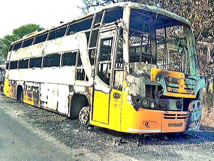 Private bus fire, save 25 passengers | खासगी बसला आग, २५ प्रवासी बचावले Private bus fire, save 25 passengers | खासगी बसला आग, २५ प्रवासी बचावले