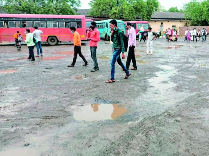 Mumbai, Pune ST empty! | मुंबई, पुणे एसटी रिकामीच! Mumbai, Pune ST empty! | मुंबई, पुणे एसटी रिकामीच!