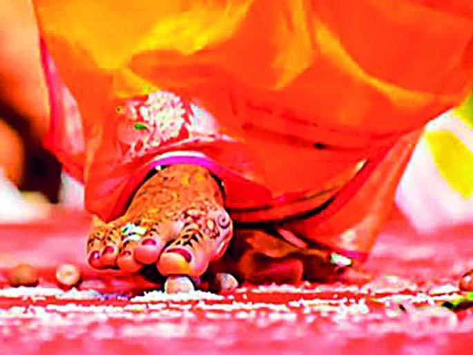 Corona's obstacles remain even in the saptapadi of marriage | लग्नांच्या सप्तपदीलाही कोरोनाचा अडसर कायम