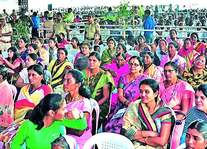 Give the soil for the road, give free farmland | रस्त्यासाठी माती द्या, मोफत शेततळे देऊ Give the soil for the road, give free farmland | रस्त्यासाठी माती द्या, मोफत शेततळे देऊ