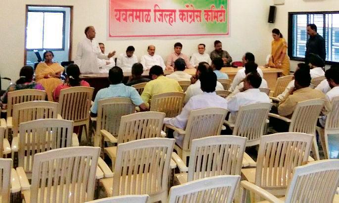 Waiting for party workers to the Congress office | काँग्रेस कार्यालयाला कार्यकर्त्यांची प्रतीक्षा Waiting for party workers to the Congress office | काँग्रेस कार्यालयाला कार्यकर्त्यांची प्रतीक्षा