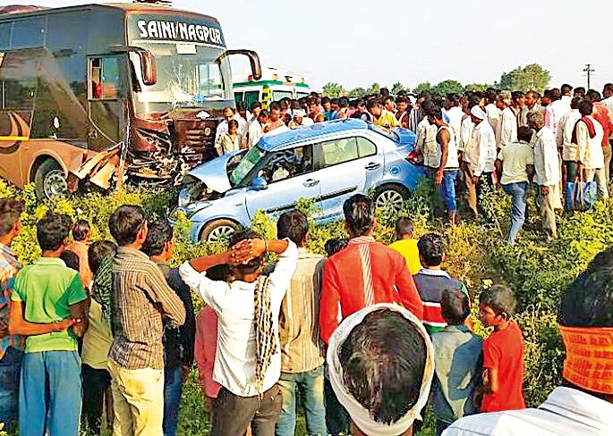Swift car falls on Travels | स्विफ्ट कारला ट्रॅव्हल्सची धडक Swift car falls on Travels | स्विफ्ट कारला ट्रॅव्हल्सची धडक