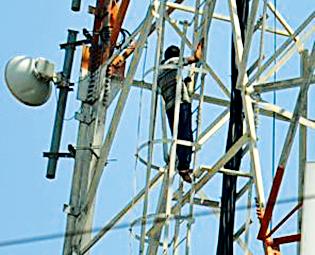 Thunder of the youth on the tower | नेताजीनगरात टॉवरवर तरुणाचा थरार Thunder of the youth on the tower | नेताजीनगरात टॉवरवर तरुणाचा थरार