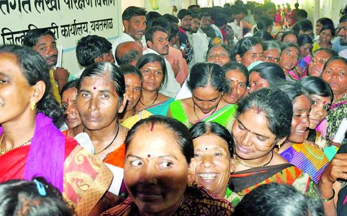Workers registration in police protection | पोलीस संरक्षणात झाली कामगार नोंदणी Workers registration in police protection | पोलीस संरक्षणात झाली कामगार नोंदणी