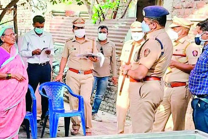 The alcohol in the sanitizer is for health, not for drinking | सॅनिटायझरमधील अल्कोहोल आरोग्य रक्षणासाठी, पिण्यासाठी नव्हे