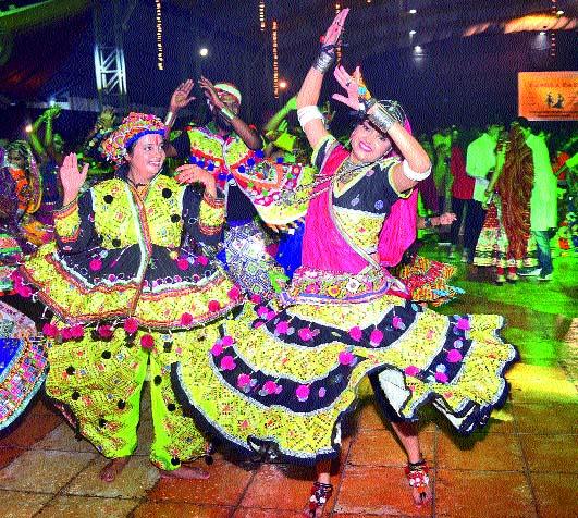  The youth is stunned! | तरुणाई गरब्यात दंग