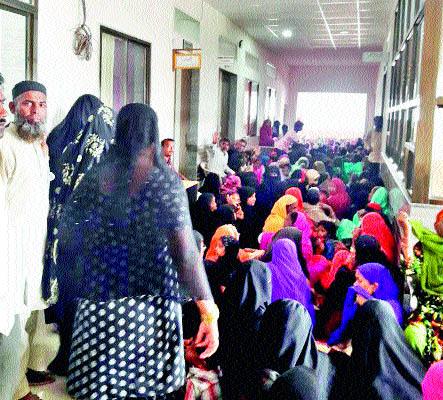 Malegaon's mayor was out of the house | मालेगाव महापौरांच्या दालनाबाहेर ठिय्या Malegaon's mayor was out of the house | मालेगाव महापौरांच्या दालनाबाहेर ठिय्या