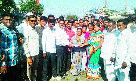 Stop the all-the-way road at Vinchur | विंचूर येथे सर्वपक्षीय रास्ता रोको Stop the all-the-way road at Vinchur | विंचूर येथे सर्वपक्षीय रास्ता रोको