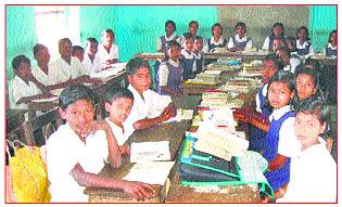 Verification of the character of the school staff | शाळेच्या कर्मचाºयांची चारित्र्य पडताळणी Verification of the character of the school staff | शाळेच्या कर्मचाºयांची चारित्र्य पडताळणी