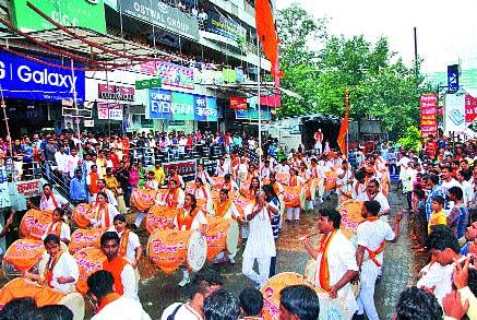 Bappa's arrival in cidkot drum-cards | सिडकोत ढोल-ताशांच्या गजरात बाप्पांचे आगमन