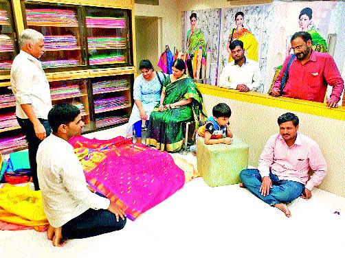 Fighter took the textile profession | कापड व्यवसायाने घेतली भरारी Fighter took the textile profession | कापड व्यवसायाने घेतली भरारी