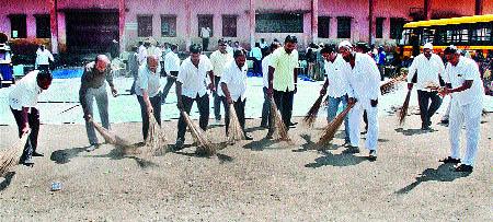 Cleanliness campaign in Yeola city | येवला शहरात स्वच्छता मोहीम Cleanliness campaign in Yeola city | येवला शहरात स्वच्छता मोहीम