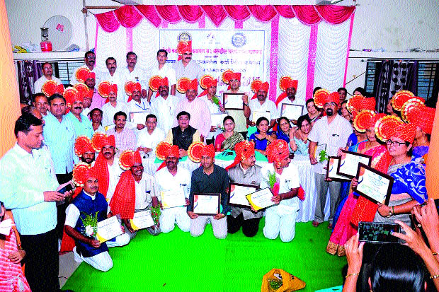 Distribution of Adarsh Teacher Award to Kalwan | कळवणला आदर्श शिक्षक पुरस्कारांचे वितरण Distribution of Adarsh Teacher Award to Kalwan | कळवणला आदर्श शिक्षक पुरस्कारांचे वितरण