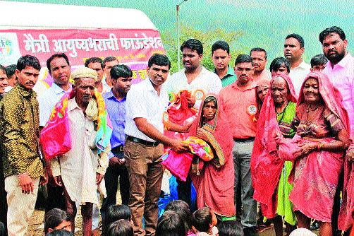 Adivasi Diwali was sweet | आदिवासींची दिवाळी झाली गोड Adivasi Diwali was sweet | आदिवासींची दिवाळी झाली गोड