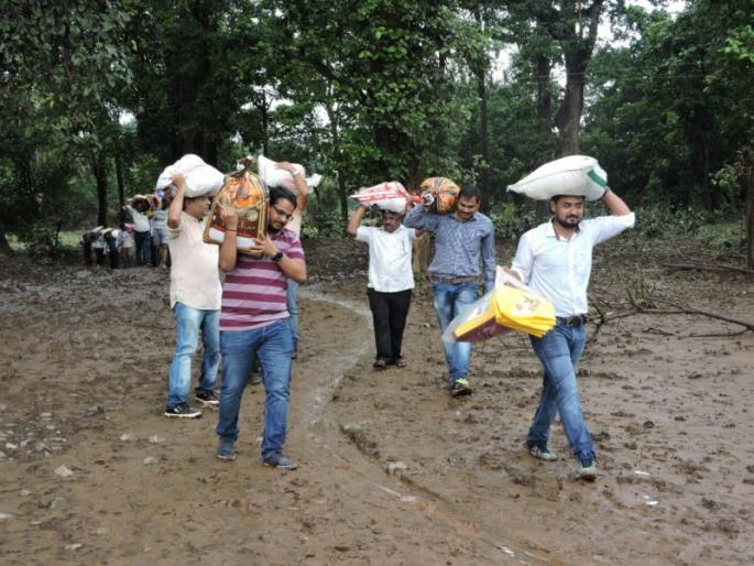 Helped to reach the remote village of Gadchiroli by way of mud | चिखलातून वाट तुडवत गडचिरोलीतील दुर्गम गावात पोहचविली मदत