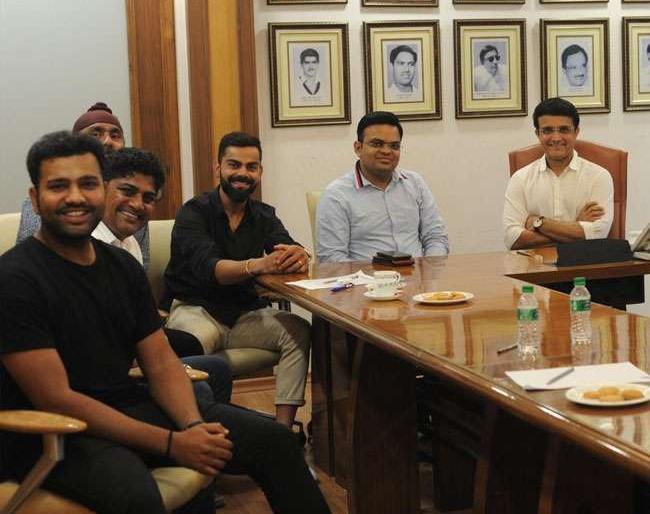 Saurav Ganguly talks to Virat kohli and Rohit Sharma about MS Dhoni's future | रवी शास्त्रींचा पत्ता कट ! धोनीच्या भवितव्याबाबत गांगुलीने केली विराट कोहलीशी चर्चा