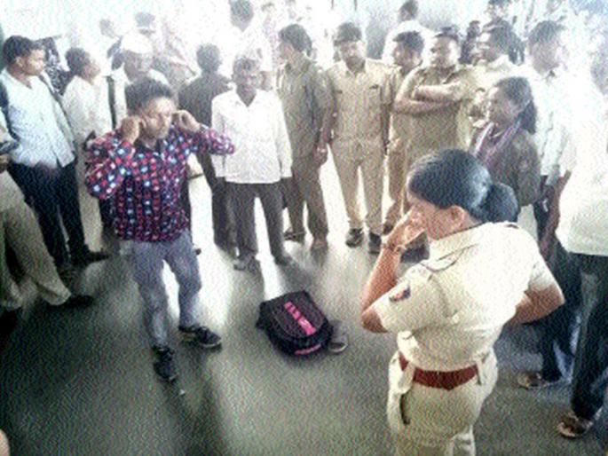 Mahagadi fell ill with a young man in the fall | महिला वाहकाशी अरेरावी तरुणाला पडली महागात