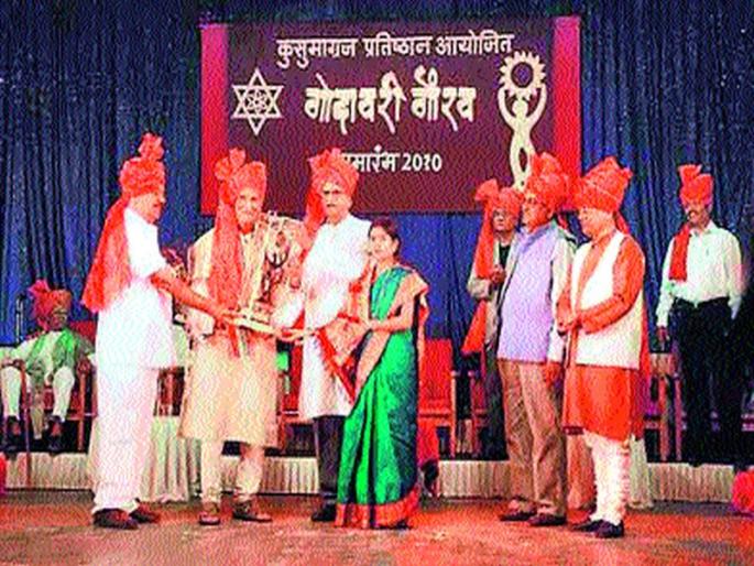 Felicitation of gratitude | कृतज्ञतेच्या नमस्काराची पंचविशी Felicitation of gratitude | कृतज्ञतेच्या नमस्काराची पंचविशी