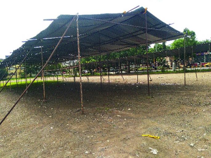 Work for waterproof booth for Ganeshotsav | गणेशोत्सवासाठी वॉटरप्रूफ मंडपाचे काम वेगात  Work for waterproof booth for Ganeshotsav | गणेशोत्सवासाठी वॉटरप्रूफ मंडपाचे काम वेगात