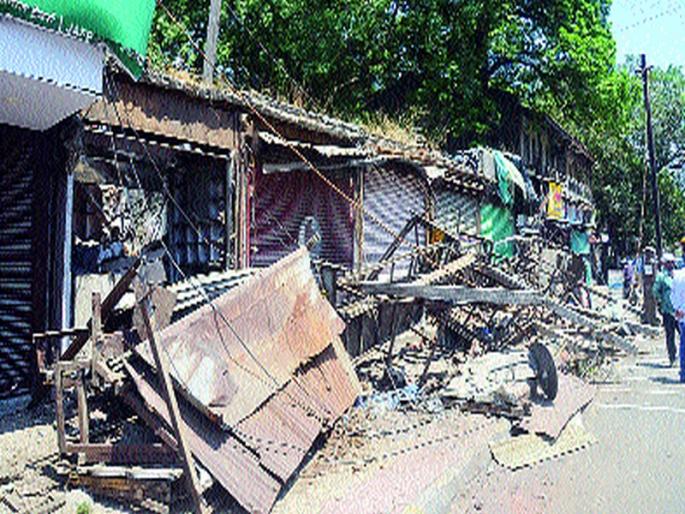 The iron shaft of the dilapidated building collapsed | धोकादायक इमारतीचा लोखंडी सांगाडा कोसळला  The iron shaft of the dilapidated building collapsed | धोकादायक इमारतीचा लोखंडी सांगाडा कोसळला