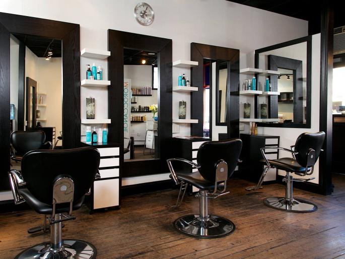 Women in the society can be able to become a beauty salon | समाजातील महिलाही ब्यूटी सलोन झाल्या सक्षम Women in the society can be able to become a beauty salon | समाजातील महिलाही ब्यूटी सलोन झाल्या सक्षम