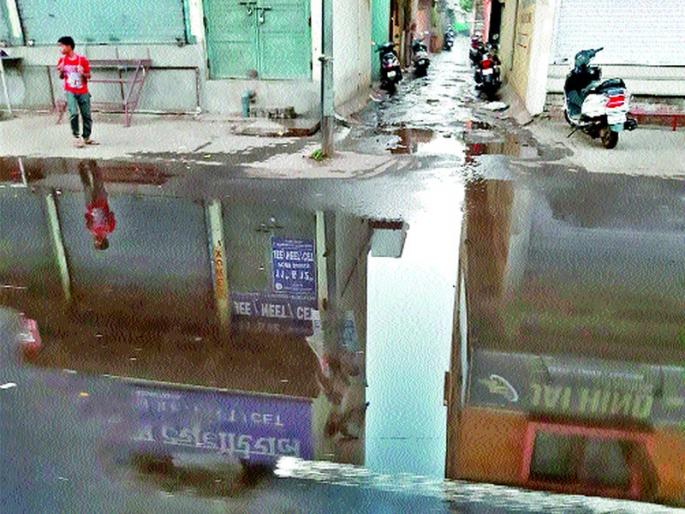 Due to dirty activities, 18 hours wasted due to the great city | गलथान कारभारामुळे उत्तमनगरला १८ तास पाणी वाया Due to dirty activities, 18 hours wasted due to the great city | गलथान कारभारामुळे उत्तमनगरला १८ तास पाणी वाया