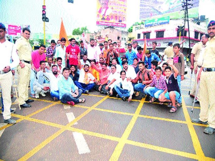 Spontaneous response in the Bandla suburbs, called on behalf of Maratha community | मराठा समाजाच्या वतीने पुकारलेल्या बंदला उपनगरांमध्ये उत्स्फूर्त प्रतिसाद Spontaneous response in the Bandla suburbs, called on behalf of Maratha community | मराठा समाजाच्या वतीने पुकारलेल्या बंदला उपनगरांमध्ये उत्स्फूर्त प्रतिसाद