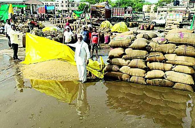 Just ten minutes of rain | अवघ्या दहा मिनिटांच्या पावसाने दाणादाण Just ten minutes of rain | अवघ्या दहा मिनिटांच्या पावसाने दाणादाण